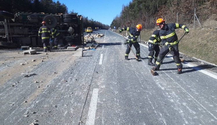 Dálnici D1 na u Domašova ve směru na Prahu zablokoval převrácený náklaďák