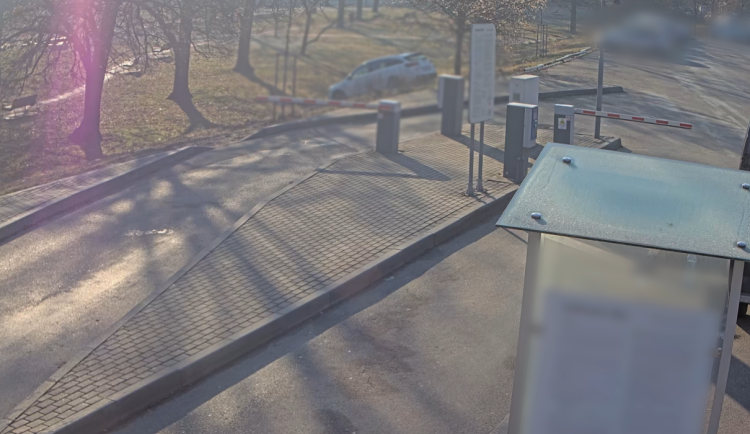 VIDEO: Řidič v Brně nezatáhl ruční brzdu. Jeho auto sjelo do parku a porazilo lavičku