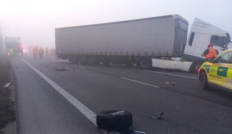 U Mikulova bouralo auto a náklaďák, tah na Brno je neprůjezdný