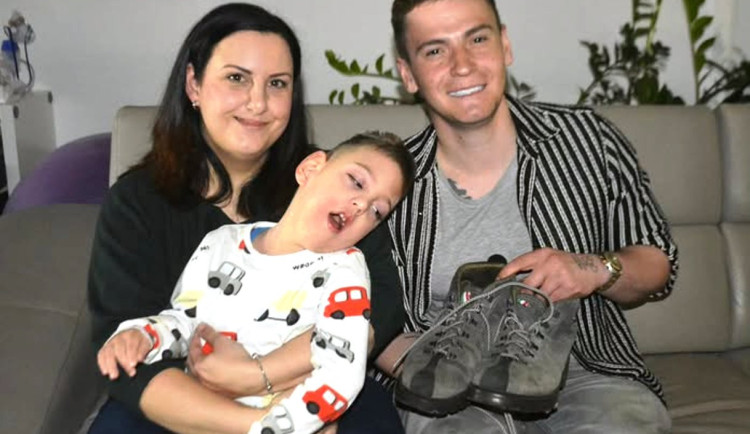 Nico vydražil své boty pro dobrou věc. Nový pár čeká další velká cesta