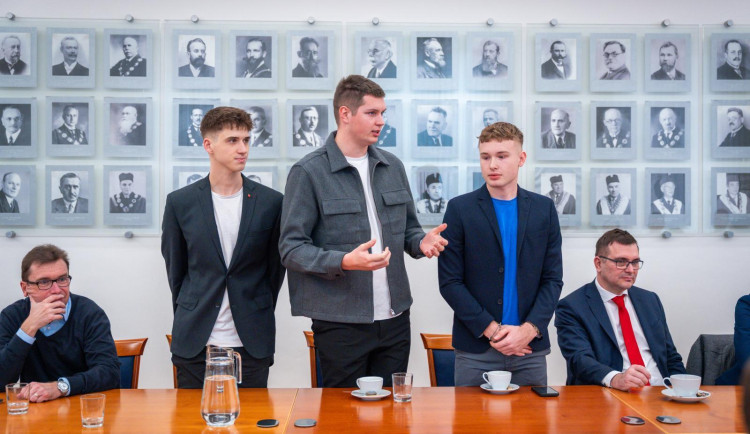 Studenti VUT vytvořili projekt, který propojuje sportovce s nevyužitými hřišti v Brně