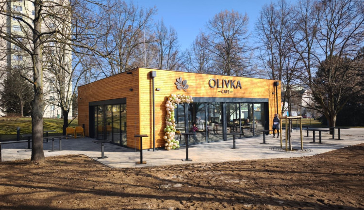 Nevzhledné a nevyužívané záchodky se proměnily v moderní kavárnu