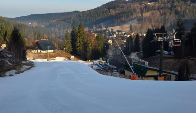 Tragédie na Špičáku. Náraz do stromu nepřežil mladý lyžař