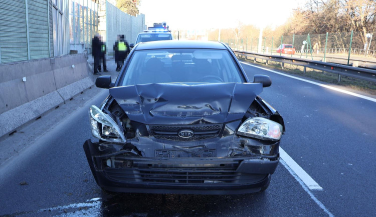 Řidič v Karlových Varech narazil do nákladního auta. Policie hledá svědky