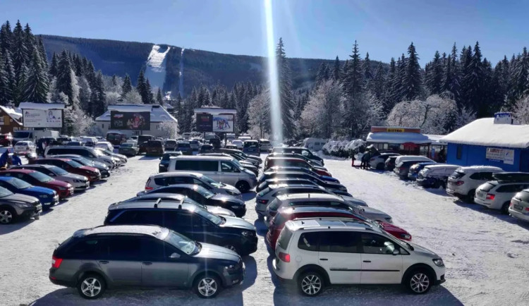 Parkoviště ve Špindlerově Mlýně jsou téměř plná, parkování podél silnice k přehradě