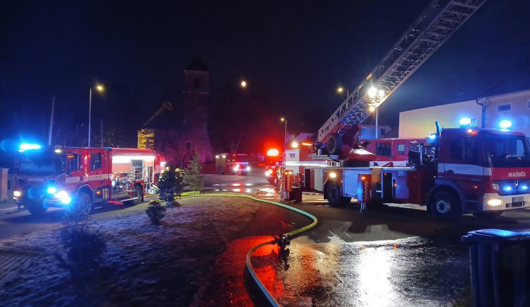 Elektrokoloběžka při nabíjení zřejmě způsobila velký požár bytu. Škoda přesáhla milion