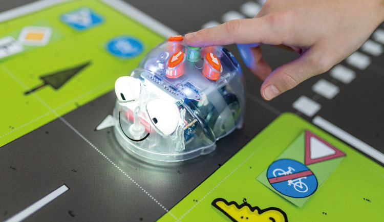 Projekt propojuje dopravní výchovu s robotikou. Nápad studentky se stal realitou