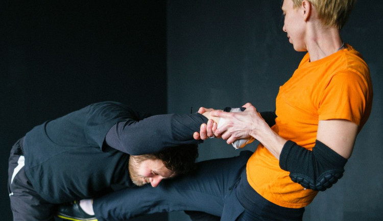 Zapomeňte na filmová klišé. Proč kopanec mezi nohy nemusí fungovat?