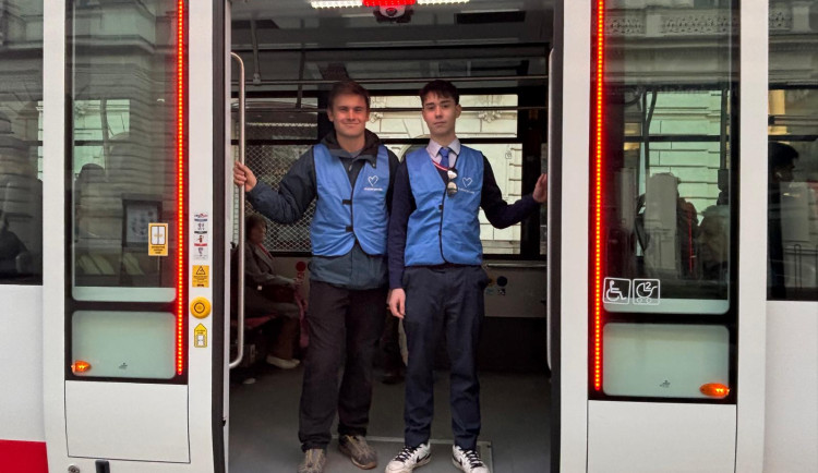 Vadí jim alkohol, jídlo i páchnoucí oděvy. MHD v Brně nově hlídají preventisté