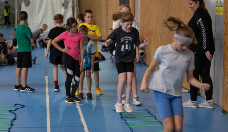 Ostravský Jih chce rozhýbat děti. Do tělocviku na základkách zapojí trenéry