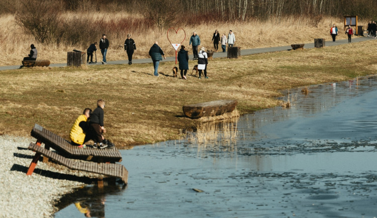 Lidé odložili kabáty. V Karviné dnes naměřili přes 19 stupňů