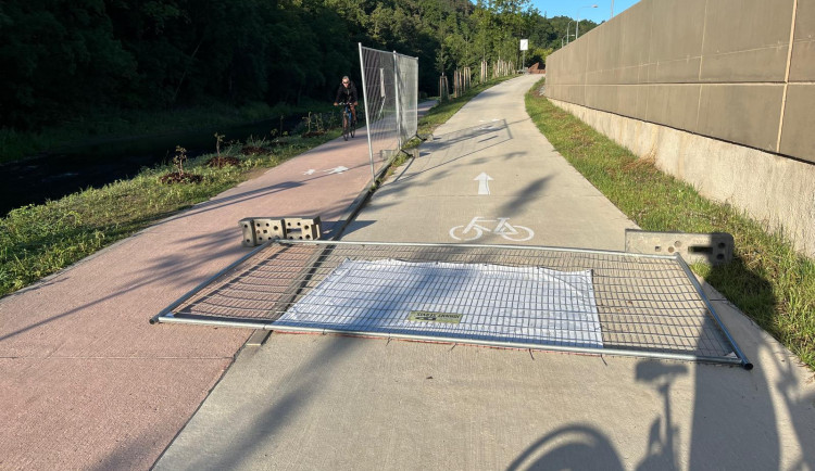 17531713513605-60-komentar-na-kole-po-nove-naplavce-zatim-ploty-slepe-cesty-a-otocka-zpet