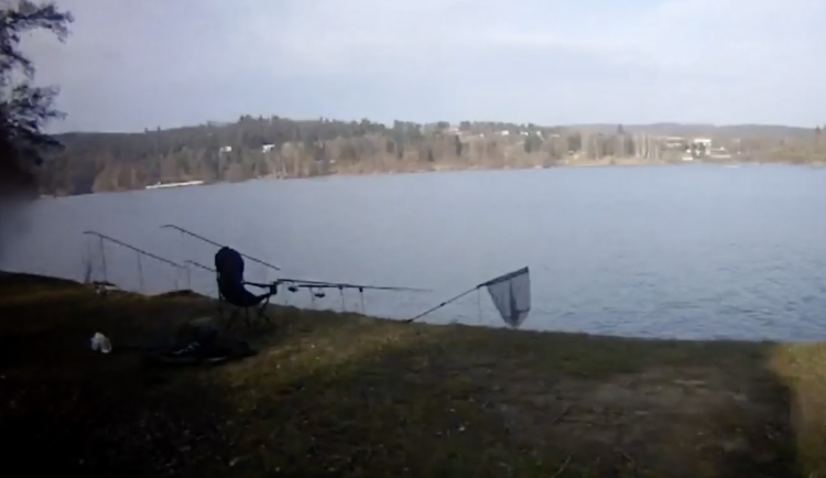 VIDEO: Na Prýglu se povaloval granát z druhé světové války. Našel ho rybář