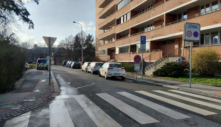 Senior s naslouchátkem srazil na přechodu v Praze dítě a ujel. Pátrá po něm policie