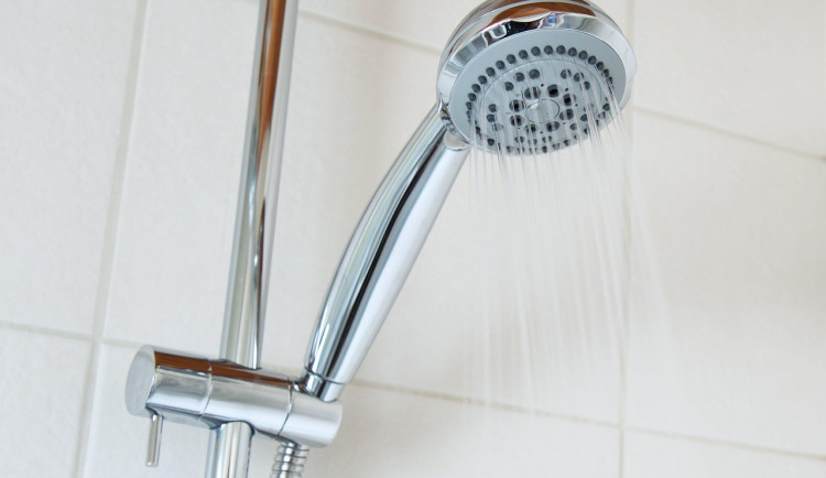 Voda vytékající z bytu v Brně zalarmovala strážníky. Uvnitř našli seniora na podlaze