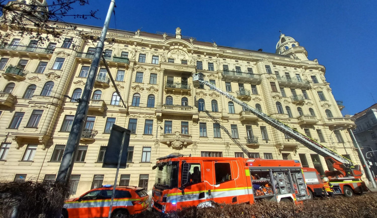 Hasiči zasahovali u požáru na Konečného náměstí v Brně, jedna osoba utrpěla zranění