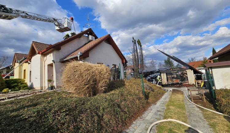 Požár garáže rodinného domu na Vyškovsku způsobil škodu několik milionů korun