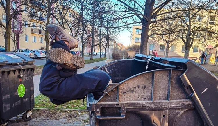 Z kontejneru u mateřské školy čouhaly jen nohy, z nitra se ozývalo zoufalé volání