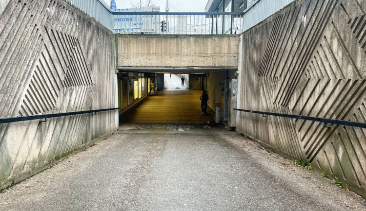 Podchod v centru bude nakonec částečné průchodný, celková uzavírka se odkládá