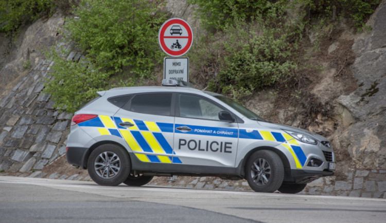 Krádež oblečení v OC Nisa. Policisté hledali dvě svědkyně