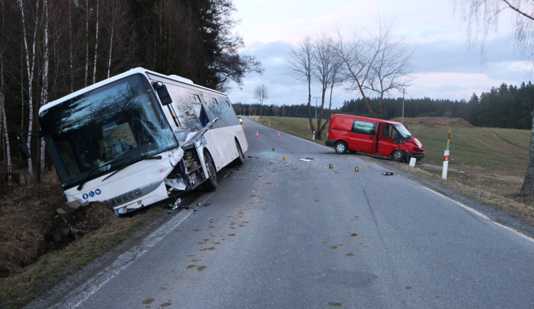 Na Žďársku se srazil autobus s dodávkou. Její řidič nadýchal přes tři promile