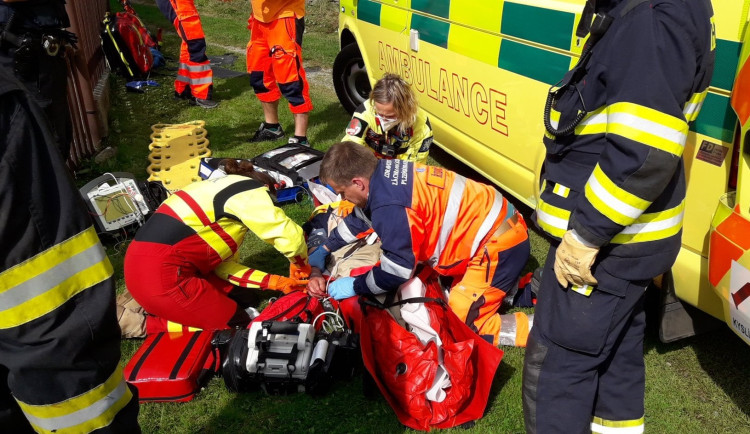 Policie vyšetřuje otřesnou smrt patnáctiletého Ukrajince. Brigádníka zabil dopravník