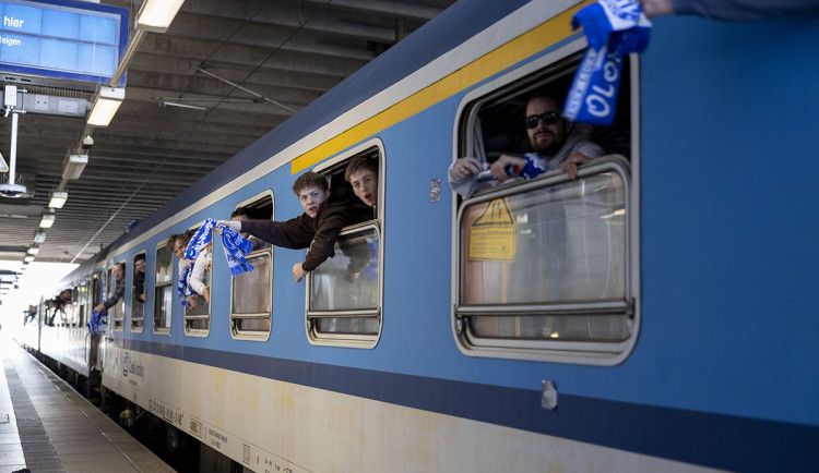 VIDEO: Modrobílý expres je v Mohuči. Stovky fanoušků podpoří Sigmu v klíčové bitvě