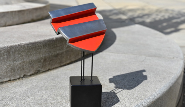 Putovní trofej má prvního majitele. Zbrojovka ji převzala na radnici