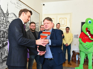 Putovní trofej má prvního majitele. Zbrojovka ji převzala na radnici