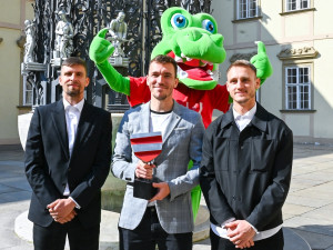 Putovní trofej má prvního majitele. Zbrojovka ji převzala na radnici