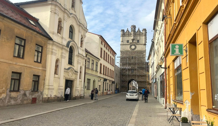FOTO: Na dominantě Jihlavy roste lešení. Opravy Brány Matky Boží tak brzy začnou