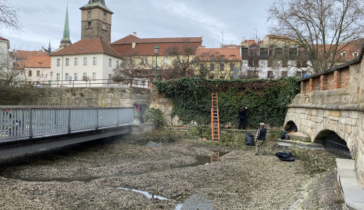 Oblíbené jezírko prochází jarním úklidem, lidé do něj naházejí kde co