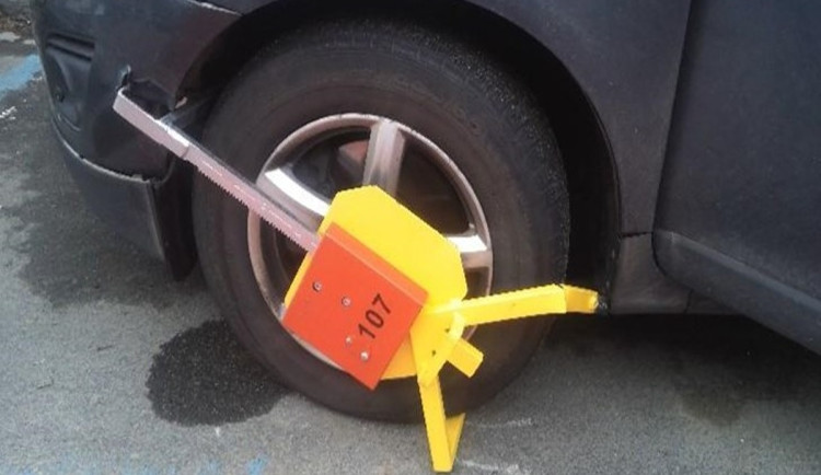 Řidička v Brně se rozjela s nasazenou botičkou, zničila si auto