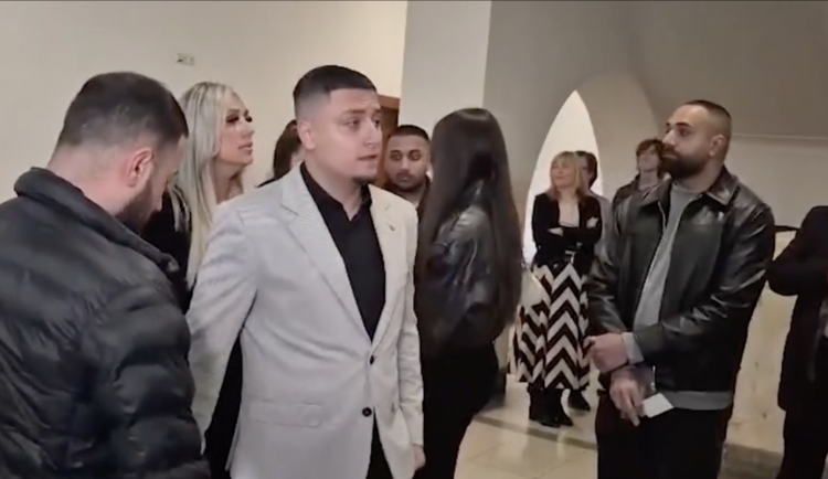 Ostravský rapper Hard Rico u soudu přiznal vinu. Za loupež mu hrozí až sedm let