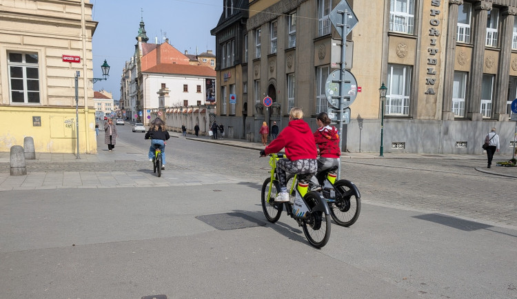 O sdílená elektrokola byl v prvním týdnu provozu obrovský zájem. Padaly také pokuty