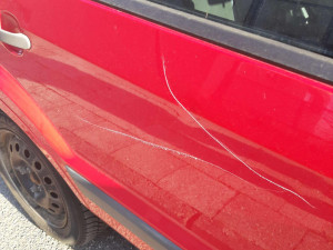 Vandal na Hodonínsku poškrábal auta v celé ulici. Škoda je čtvrt milionu