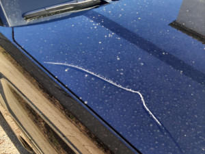 Vandal na Hodonínsku poškrábal auta v celé ulici. Škoda je čtvrt milionu