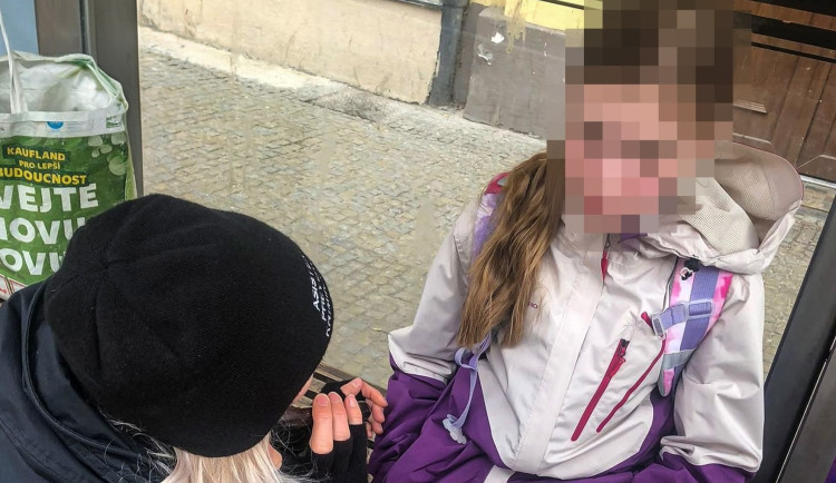Holčička stála na rušné zastávce a kolabovala. Stěžovala si na silnou bolest břicha