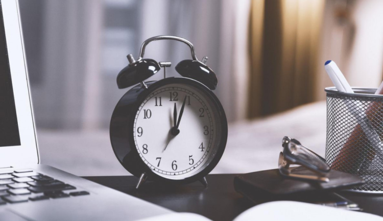 ANKETA: O víkendu se mění čas, vyspíme se o hodinu méně