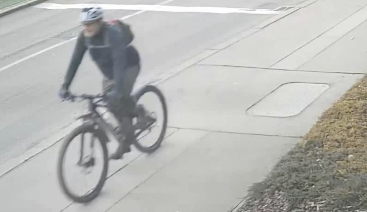 Dědoušek v Brně urazil cyklistu. Ten ho zbil, strčil pod auto a ujel