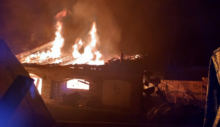 Noční požár přístřešku na Hustopečsku zaměstnal hasiče, obešel se bez zranění