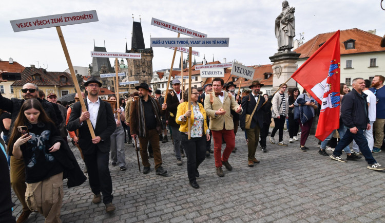 Desátý ročník Vajíčkobraní. Vejconoši z Velvar projdou Karlův most