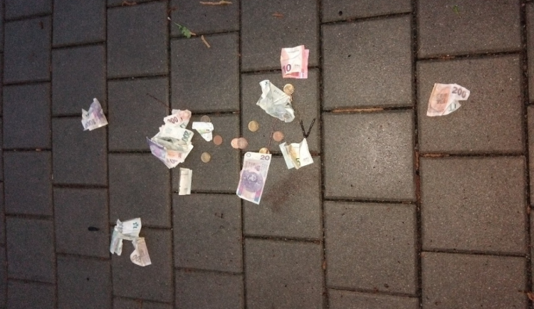 Na chodníku v Brně ležely desítky tisíc v různých měnách, nálezce zavolal strážníky