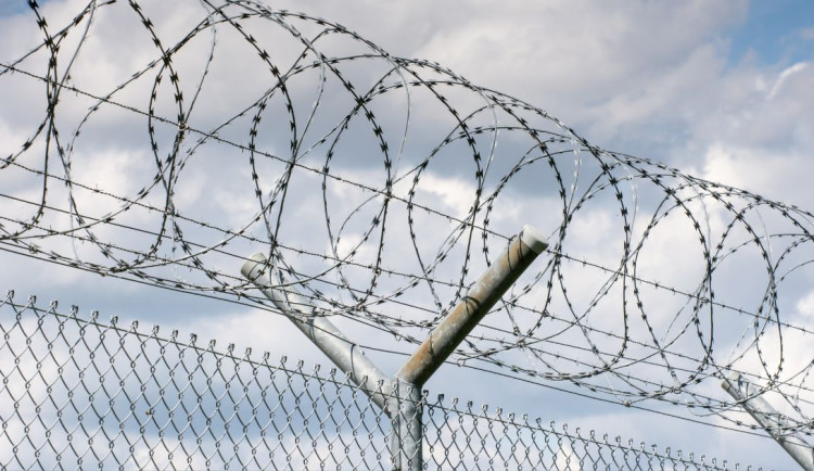 VIDEO: Z hradecké věznice utekl vězeň. Do hodiny byl zpět za mřížemi