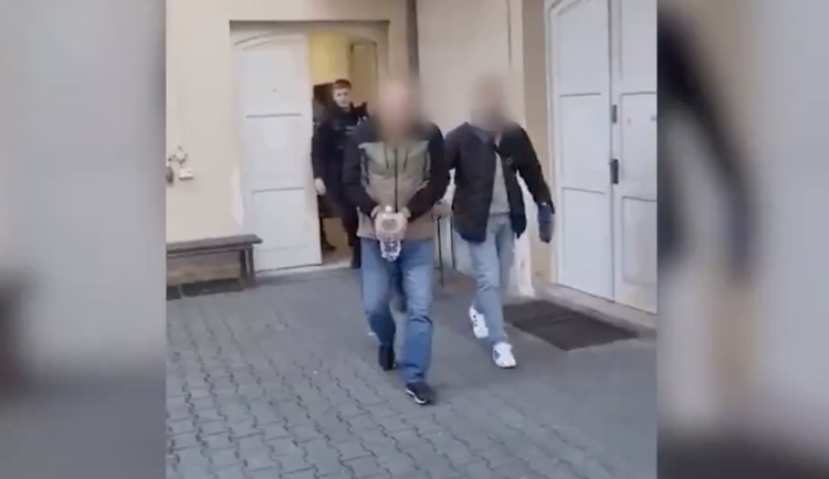 Policii se přihlásil muž, který házel zápalné lahve na Ruský dům. Je to cizinec