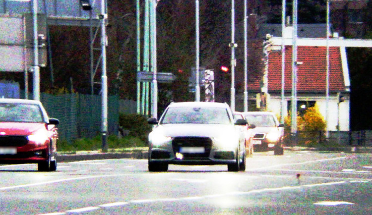 Na padesátce v Olomouci jelo Audi přes 130. Řidič může na dlouho přijít o papíry