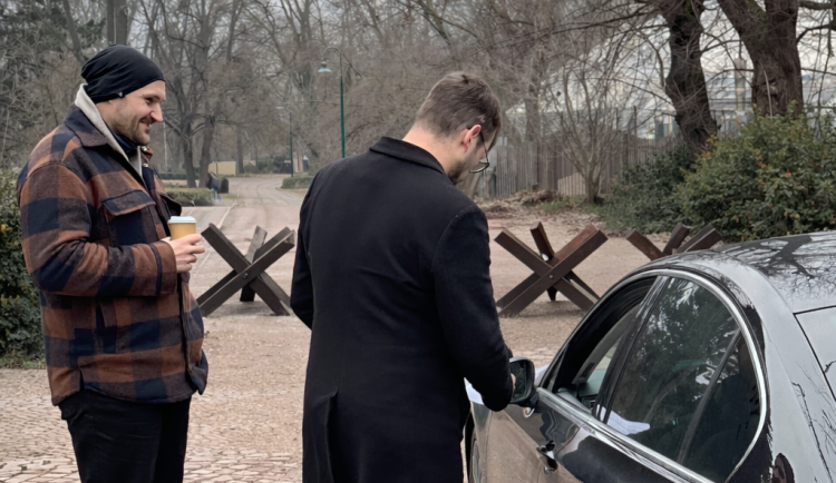 Vjezd do Lužánek střeží zátarasy. Potrápí řidiče, kteří si přes park krátí cestu