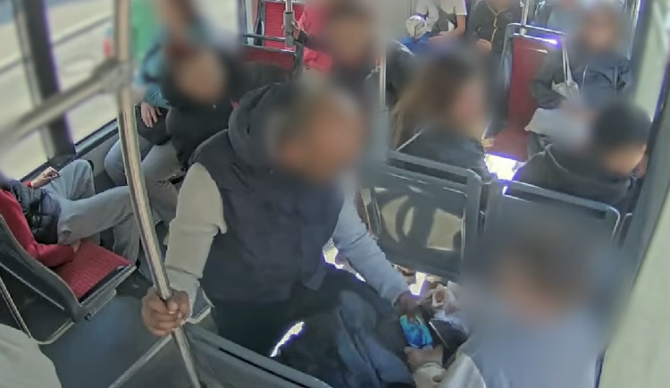 VIDEO: Agresor v šalině vytrhl školákovi mobil z ruky, skončil ve vězení