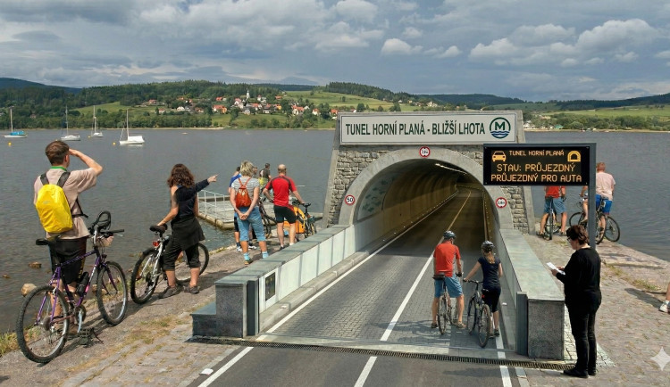 Tunel pod Lipnem a metro pod Hradcem. Jihočeské radnice se humoru nebojí