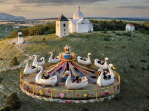 Říční tramvaj, socha komára i eskalátory na Špilberk. Jih Moravy ovládly aprílové žerty